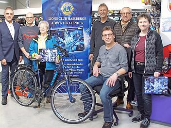 Die Hauptpreise wurden übergeben. Unser Bild zeigt von links: Lions-Präsident Franz Beck, Thilo Klinner vom "Bike-Store" mit Fahrrad-Gewinnerin Ingrid Rödel, Adventskalender-Koordinator Hans-Joachim Brandt, Jörg Oppermann im neuen Bürostuhl mit Stifter Georg Greb dahinter und Mirka Marosky, die das Musical-Wochenende gewann.  Foto: sw