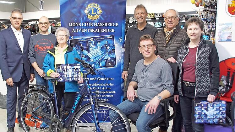 Die Hauptpreise wurden übergeben. Unser Bild zeigt von links: Lions-Präsident Franz Beck, Thilo Klinner vom "Bike-Store" mit Fahrrad-Gewinnerin Ingrid Rödel, Adventskalender-Koordinator Hans-Joachim Brandt, Jörg Oppermann im neuen Bürostuhl mit Stifter Georg Greb dahinter und Mirka Marosky, die das Musical-Wochenende gewann.  Foto: sw