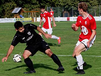 Der Sander Jusuf Kurtanovic (links) kommt gegen den Kissinger Nils Helbig einen Schritt zu sp&auml;t. Im Hintergrund lauert Fuaad Kheder, der die FC-Reserve mit drei Treffern vor gewaltige Probleme stellte.  Foto: G. Geiling