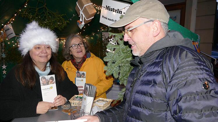 Regina Hanemann und Beatrix Hesse (links) feilschten mit Karl-Heinz Wels über den Preis für einen Mistelbusch.Foto: Marion Krüger-Hundrup