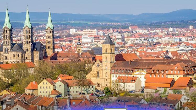 Es kommt am 29. März zum Duell von Amtsinhaber Starke und Herausforderer Glüsenkamp. Foto: animaflora2016/adobestock.com/Grafik: M. Haller