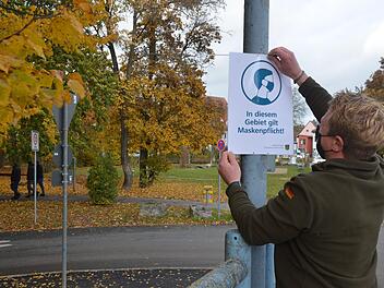 Rund um die Grünanlage am Postplatz wurden Hinweisschilder angebracht.  Fotos: Bernhard Panzer