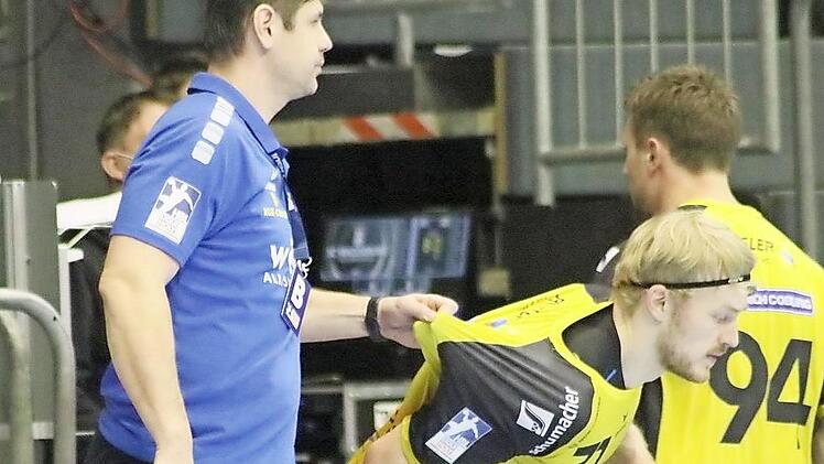 Kein Halten sollte es heute Abend gegen Kiel für den HSC Coburg geben. Trainer Alois Mraz (blaues T-Shirt) und Kapitän Andreas Schröder wollen vorangehen.