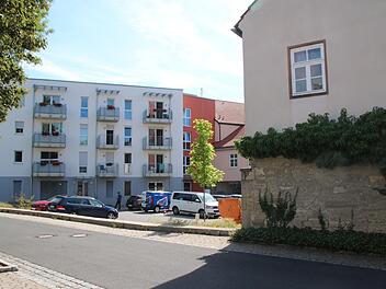 Der Ersatzbau für die "Arche" (rechts) wird weit größer und damit auf Teilen eines privaten  Parkplatzes gebaut. Damit wird auch die vorhandene Steinmauer  verlängert, der Baukörper schließt sich. Foto: Thomas Malz