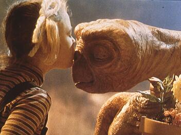 Eine der sch&ouml;nsten Abschiedsszenen der Filmgeschichte: Als "E.T." in die Heimat zur&uuml;ck will, dr&uuml;ckt Drew Barrymore ihm einen Schmatzer auf die Aliennase - und jedem, der kein Herz aus Stein hat, kr&auml;ftig auf die Tr&auml;nendr&uuml;se. Was wurde aus ihr und den anderen Darstellern des Klassikers?