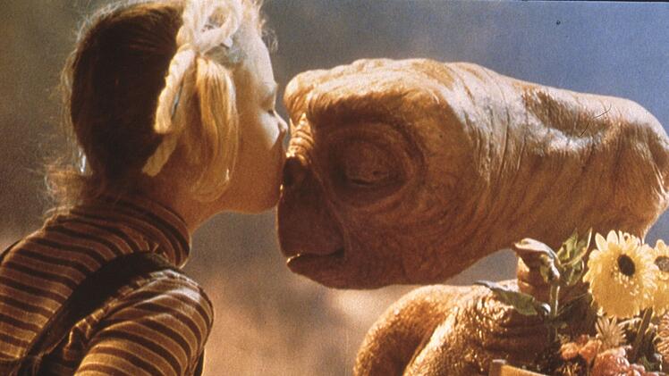 Eine der sch&ouml;nsten Abschiedsszenen der Filmgeschichte: Als "E.T." in die Heimat zur&uuml;ck will, dr&uuml;ckt Drew Barrymore ihm einen Schmatzer auf die Aliennase - und jedem, der kein Herz aus Stein hat, kr&auml;ftig auf die Tr&auml;nendr&uuml;se. Was wurde aus ihr und den anderen Darstellern des Klassikers?