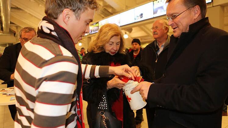 Bei Oberbürgermeister Andreas Starke schepperte es in der Spendenbüchse. Alle Fotos: Barbara Herbst
