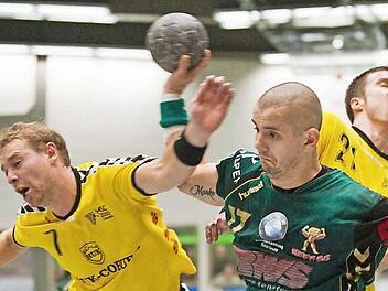 Johan Andersson (Nummer 7) steht im Trikot des HSC 2000 Coburg vor seinem 500. Pflichtspieltor. Doch der sympathische Schwede sieht zuerst den Erfolg der Mannschaft in Auerbach, bevor er sich eigenen positiven Statistiken widmet. Fotos: Archiv