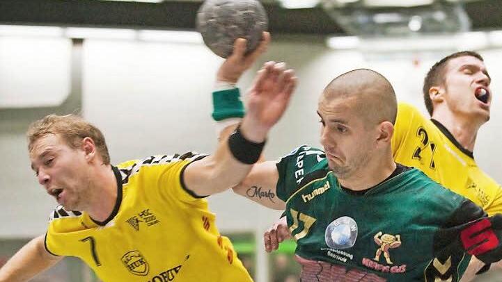 Johan Andersson (Nummer 7) steht im Trikot des HSC 2000 Coburg vor seinem 500. Pflichtspieltor. Doch der sympathische Schwede sieht zuerst den Erfolg der Mannschaft in Auerbach, bevor er sich eigenen positiven Statistiken widmet. Fotos: Archiv