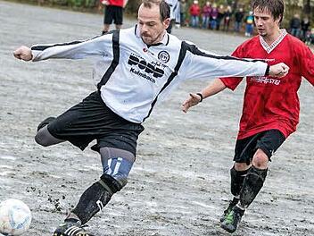Zwischen dem FC Neuenmarkt und dem TSV Wirsberg bahnt sich eine Fusion an. Das Punktspiel in der A-Klasse im November 2013 könnte das letzte Derby in der Geschichte gewesen sein. Damals setzten sich die Neuenmarkter (links Marco Kimmich) mit 4:0 gegen den Nachbarrivalen (rechts Tobias Degen) durch. Foto: Alexander Muck
