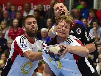 Aller Einsatz hat (noch) nichts eingebracht: Der HC Erlangen und Sebastian Preiß verloren zum Bundesliga-Auftakt gegen die TuS N-Lübbecke trotz einer guten Leistung mit 25:30. Fotos: Sportfoto Zink