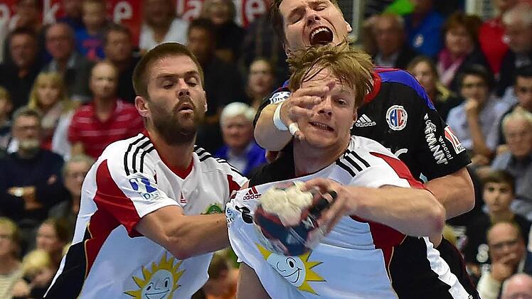 Aller Einsatz hat (noch) nichts eingebracht: Der HC Erlangen und Sebastian Preiß verloren zum Bundesliga-Auftakt gegen die TuS N-Lübbecke trotz einer guten Leistung mit 25:30. Fotos: Sportfoto Zink