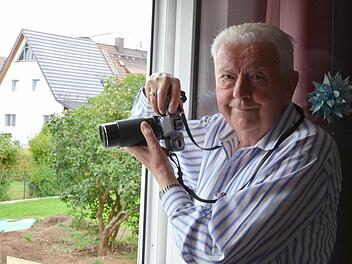 Seine Profi-Fotoausrüstung hat jetzt der Leibfotograf des Generalsekretärs der Vereinten Nationen, Ban Ki-Moon. Doch eine gute Kamera hat Herbert Korn immer noch, um im Garten die Vögel zu fotografieren - natürlich analog. Foto: Rainer Lutz