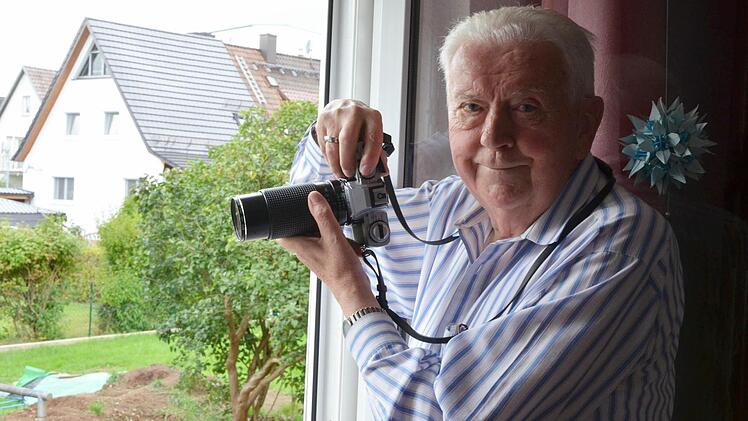Seine Profi-Fotoausrüstung hat jetzt der Leibfotograf des Generalsekretärs der Vereinten Nationen, Ban Ki-Moon. Doch eine gute Kamera hat Herbert Korn immer noch, um im Garten die Vögel zu fotografieren - natürlich analog. Foto: Rainer Lutz