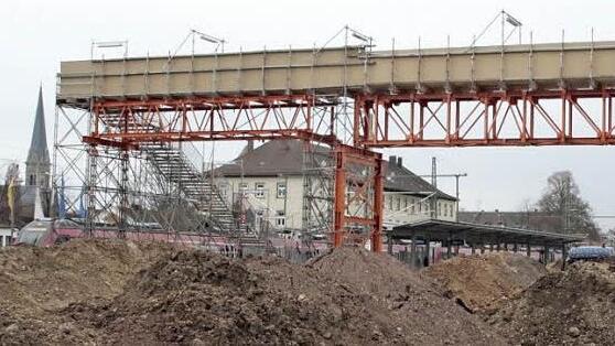 Diese Behelfsbrücke wurde im September errichtet und im Oktober für den Verkehr frei gegeben.