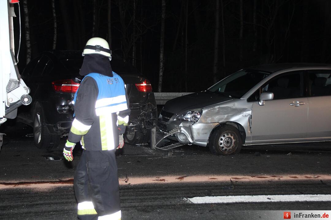 Lkw kracht auf A6 bei Nürnberg auf Stauende
