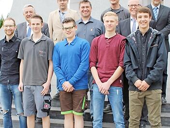 Die freigesprochenen Azubis mit ihren Ausbildern und Vertretern der Geschäftsleitung. Foto: pr