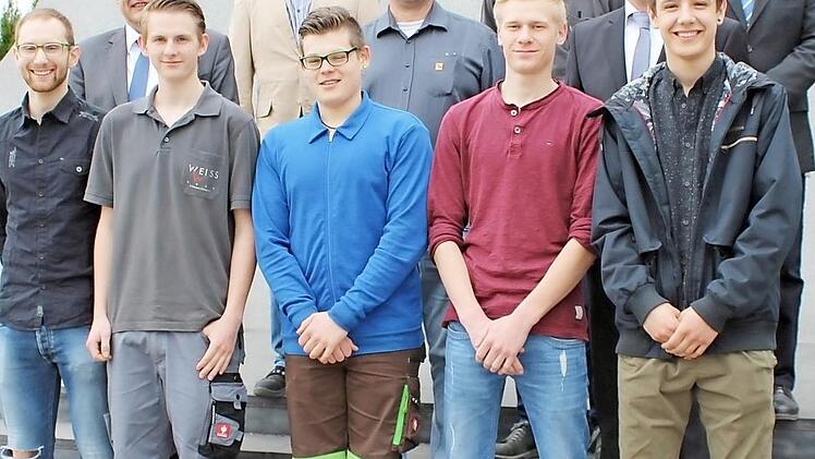 Die freigesprochenen Azubis mit ihren Ausbildern und Vertretern der Geschäftsleitung. Foto: pr