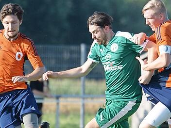 Die Neudrossenfelder um Stefan Kolb (Mitte) wurden am Mittwoch von der SG Quelle Fürth wieder einmal erfolgreich in die Zange genommen, wollen morgen aber den Hebel umlegen. Foto: Peter Mularczyk