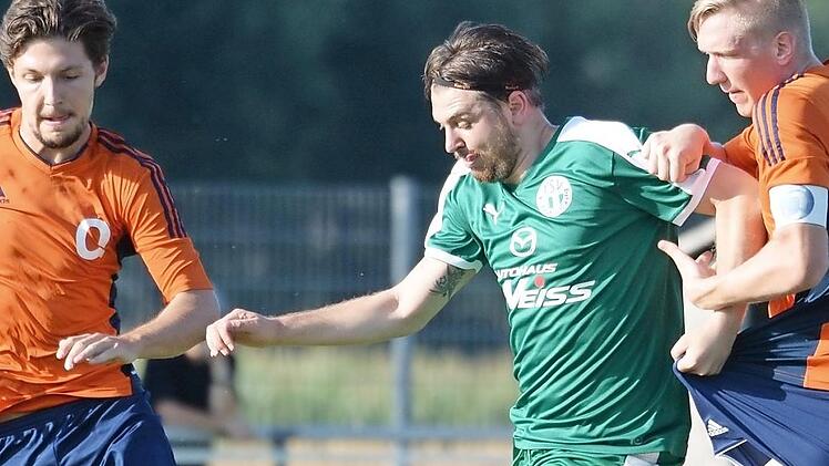 Die Neudrossenfelder um Stefan Kolb (Mitte) wurden am Mittwoch von der SG Quelle Fürth wieder einmal erfolgreich in die Zange genommen, wollen morgen aber den Hebel umlegen. Foto: Peter Mularczyk