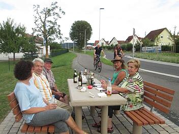 Die Radler kommen gerade richtig zur neuen Sitzgruppe des Obst- und Gartenbauvereins, an der sich die Helfer und Mitglieder (von links) Helga und Günter Frank, Leo Fell, Edgar Wirth und Vorsitzende Gaby Schottdorf trafen.  Foto: Winfried Ehling