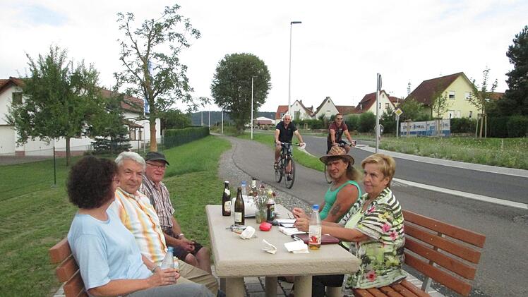 Die Radler kommen gerade richtig zur neuen Sitzgruppe des Obst- und Gartenbauvereins, an der sich die Helfer und Mitglieder (von links) Helga und Günter Frank, Leo Fell, Edgar Wirth und Vorsitzende Gaby Schottdorf trafen.  Foto: Winfried Ehling