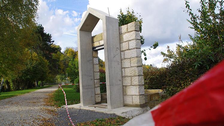 An der Kapelle auf dem Kronacher LGS-Gelände wird gebaut. Foto: Marco Meißner