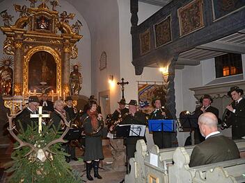 Das Bläsercorps der Kreisgruppe Kronach unter Leitung von Heinrich Reuß (4.v.r.) und im Hintergrund am Hochaltar Pfarrer Christoph Teille der die Predigt bei der Hubertusmesse hielt.  Foto: Karl- Heinz Hofmann