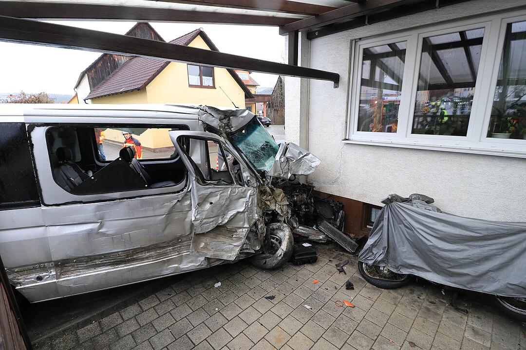Schwerer Unfall im Kreis Forchheim: Kleintransporter reißt Hausecke ab