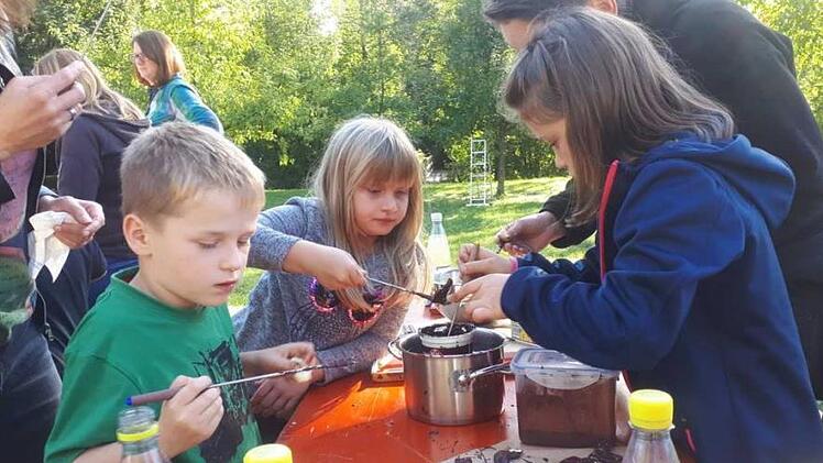 Apfelst&uuml;cke kann man in Schokolade tauchen ...Heike Sch&uuml;lein