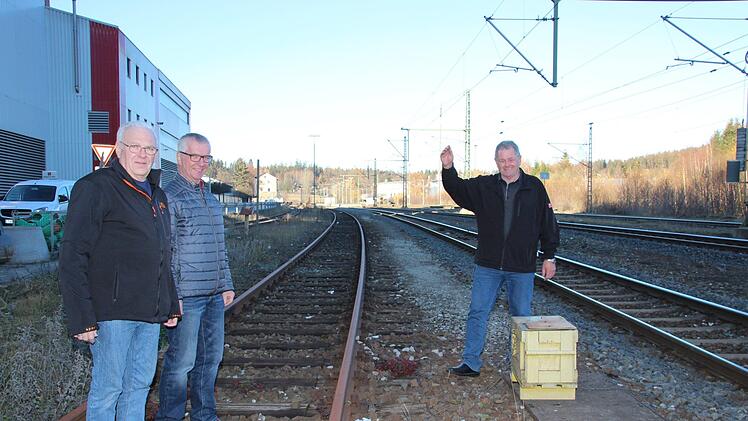 Erinnerungen an früher: Rangiermeister Adam Fehn (rechts) gibt den Culemeyern-Fahrern Joseph Reuth (links) und Heinrich Wicklein ein Zeichen.