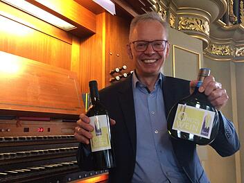 Kirchenmusikdirektor Peter Stenglein präsentiert den neuen "Orgelwein" von St. Moriz.Foto: Oliver Schmidt