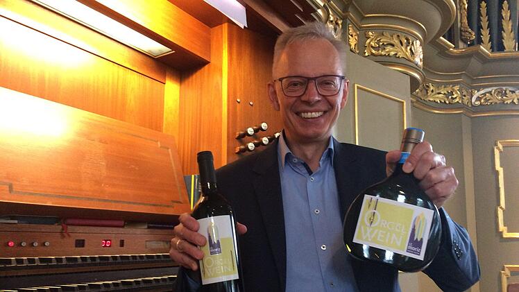 Kirchenmusikdirektor Peter Stenglein präsentiert den neuen "Orgelwein" von St. Moriz.Foto: Oliver Schmidt