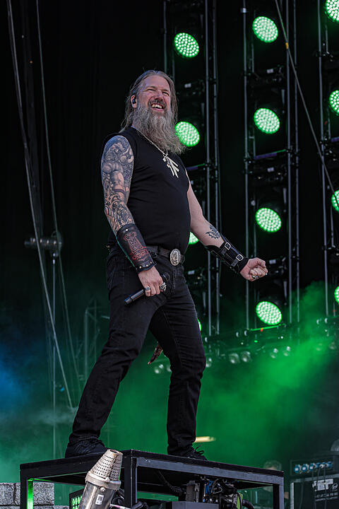 Amon Amarth bei Rock im Park 2019: Ganz viel Metal und Feuer bringt die Fans zum Durchdrehen