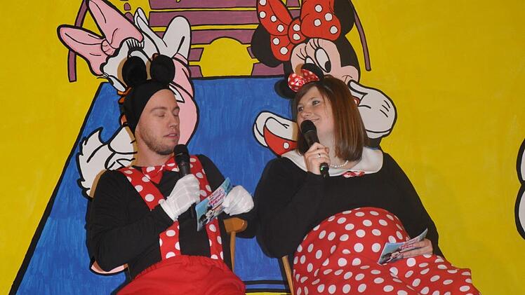 Führten durch das närrische Programm Mickey und Minnie (Stefan Leinweber und Veronika Nowak). Foto: Petra Heurich