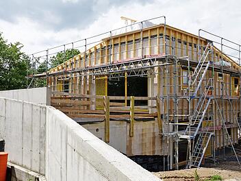 Blick auf eines der vielen in Zapfendorf laufenden Großprojekte - dem Neubau zweier Kinderkrippengruppen bei der Kita St. Christophorus. Dort laufen aktuell die Fassadenarbeiten. Foto: Johannes Michel