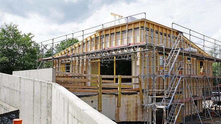 Blick auf eines der vielen in Zapfendorf laufenden Großprojekte - dem Neubau zweier Kinderkrippengruppen bei der Kita St. Christophorus. Dort laufen aktuell die Fassadenarbeiten. Foto: Johannes Michel