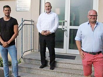 Die neuen Standesbeamten Michael Beier (rechts) und Richard Geßlein (links) mit Bürgermeister Jochen Partheymüller  Foto: Roland Dietz