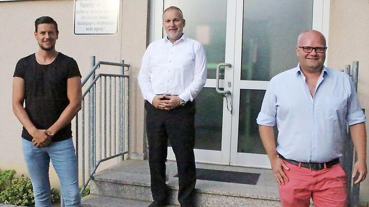 Die neuen Standesbeamten Michael Beier (rechts) und Richard Geßlein (links) mit Bürgermeister Jochen Partheymüller  Foto: Roland Dietz