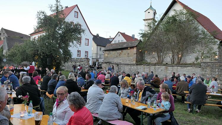 Der gut besuchte Pfarrgarten in Ebenhausen.
