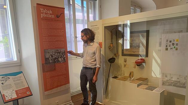 Der Leiter des Münnerstädter Hennebergmuseums, Dr. Nicolas Zenzen, hat sich dem Genuss der "Studentlich" gewidmet: Tabakpfeifen. Am Donnerstag, 11. August, gibt es dazu auch eine Führung durch die Stadt. Foto: Thomas Malz