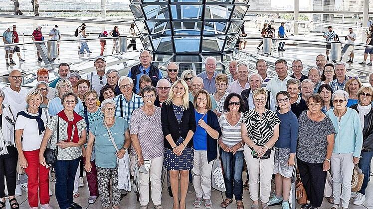 Die Besuchergruppe aus Oberfranken im Reichstag.