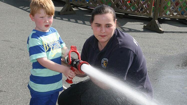 Johann Rummer (5) ist stolz, dass er von der Feuerwehr sogar eine Urkunde bekommen hat - weil er so erfolgreich an der Spritzwand war.
