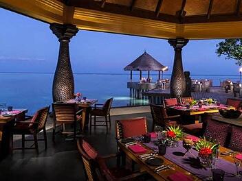 Fränkische Bocksbeutel werden auch an so exotischen Orten wie im Hotel "Four Seasons Kudahuraa" auf den Malediven ausgeschenkt.  Foto: privat.