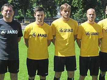 Die SpVgg Bayreuth präsentiert zum Trainingsauftakt neue Gesichter. Von links Trainer Dieter Kurth, Simon Ruß, Kristian Böhnlein, Marius Strangl und Philipp Hannemann. Foto: Peter Mularczyk