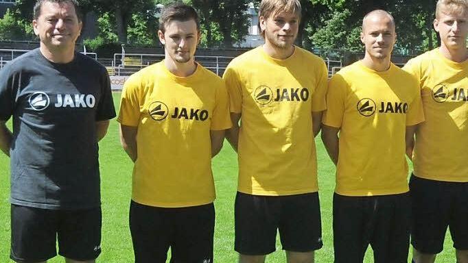 Die SpVgg Bayreuth präsentiert zum Trainingsauftakt neue Gesichter. Von links Trainer Dieter Kurth, Simon Ruß, Kristian Böhnlein, Marius Strangl und Philipp Hannemann. Foto: Peter Mularczyk