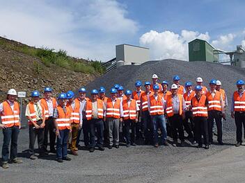 Die Teilnehmer des Netzwerktreffens besichtigten auch den Tagebau der Basalt AG in Bischofsheim und damit den Rohstoff in seiner Rhöner Urform. Foto: privat