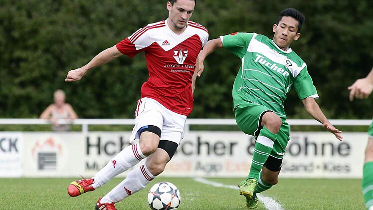 Lukas Pflaum (l.), der den Memmelsdorfer Ausgleichstreffer erzielte, im Zweikampf mit dem Ansbacher Pakorn Silklang. Fotos: sportpress