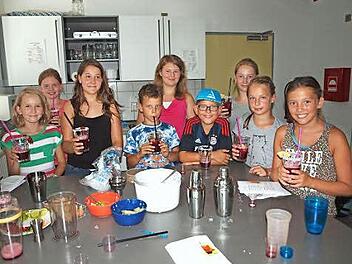Die Jugendlichen mit ihren selbstgemachten Cocktails Foto: Alfred Thieret