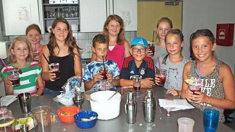 Die Jugendlichen mit ihren selbstgemachten Cocktails Foto: Alfred Thieret